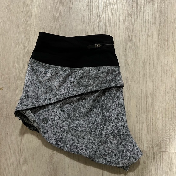 Lululemon Speed Shorts 2.5”- Size 4 - Picture 2 of 3
